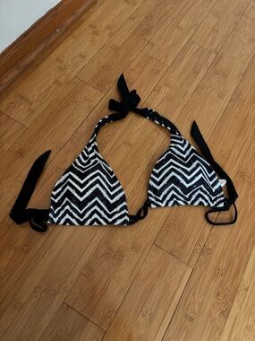 BLACK AND WHITE BIKINI TOP
